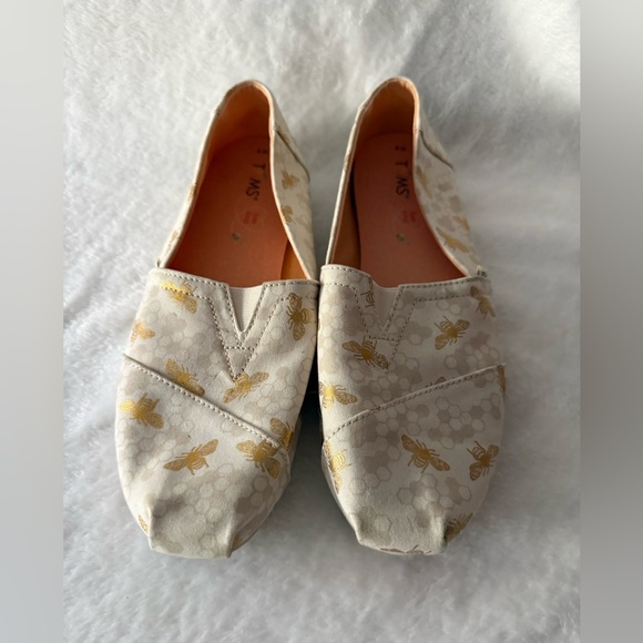 Toms Shoes - Toms Women’s Birch Foil Bumble Bee Apargata Slip On Shoes 9 limited Edition